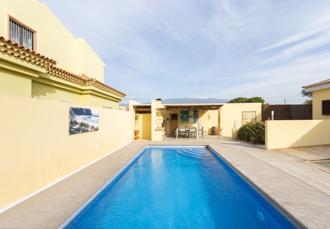 Villa en Las Galletas - Vivienda Vacacional Tinizara. Piscina y relax